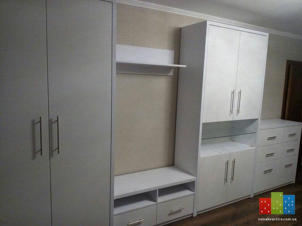 Стенка белая в прихожую.jpg