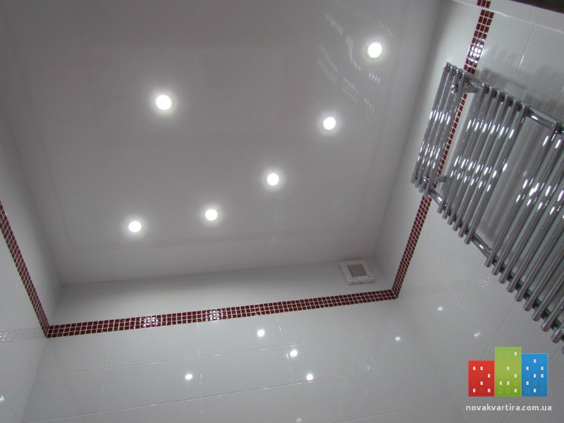 Натяжной потолок в ванной фото с точечными светильниками