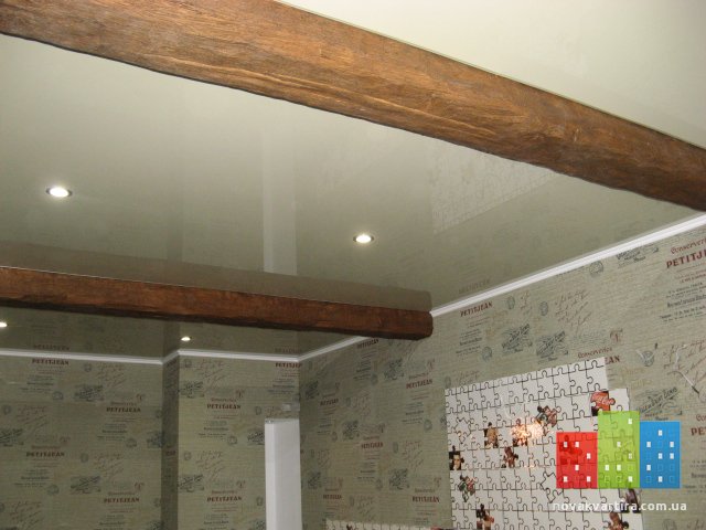 Натяжной потолок с балкой посередине фото в старом доме