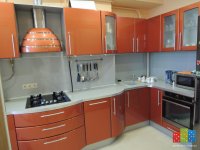 оранжевая кухня с плавными линиями.jpg