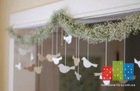 украшения перед новым годом в интерьере квартиры_подвешенный дождик.jpg