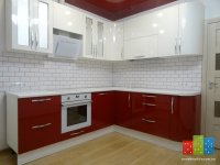 Контрастная кухня красно белого цвета.jpg