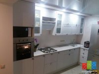 Белая кухня с фасадами под рамку мдф_слева встроенная микроволновка.jpg