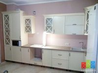 Вид левой стороны угловой кухни в белом цвете с фасадами жкран мдф.jpg